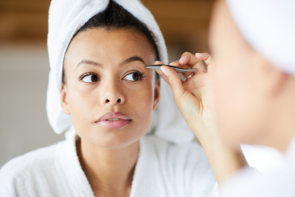 Les sourcils, entre esthétique et mystères de la repousse